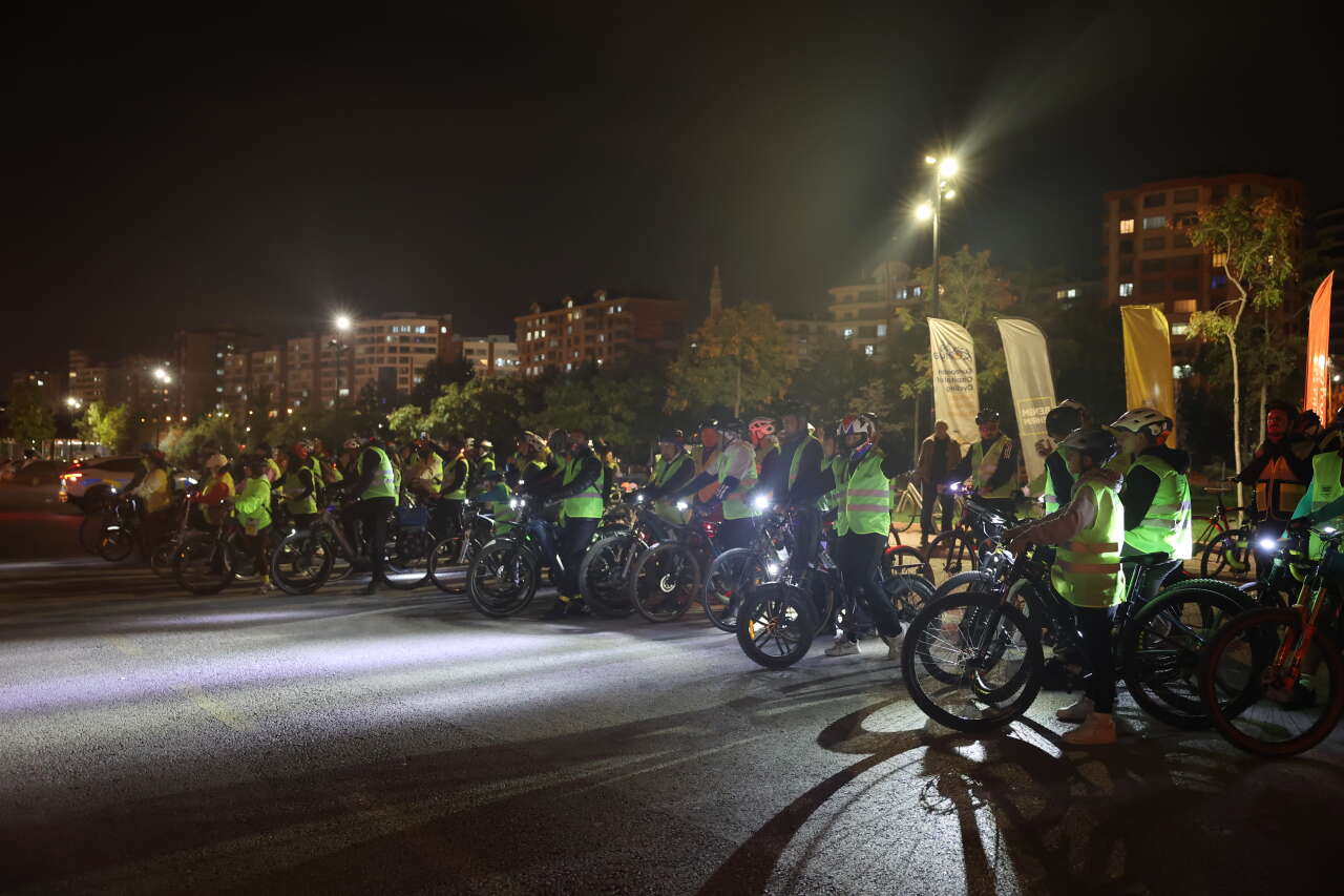 Konya’da pazartesi akşamlarının yeni geleneği! Yüzlerce yıllık tarihe pedal çevirdiler 1